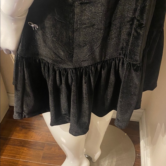 Elegant Black Velvet Dress with Embellishments - Picture 9 of 12